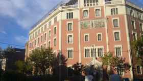 Una imagen de la fachada del Col·legi Claret de Barcelona, cuyo director dice que el profesor apartado también está sufriendo / WIKIPEDIA