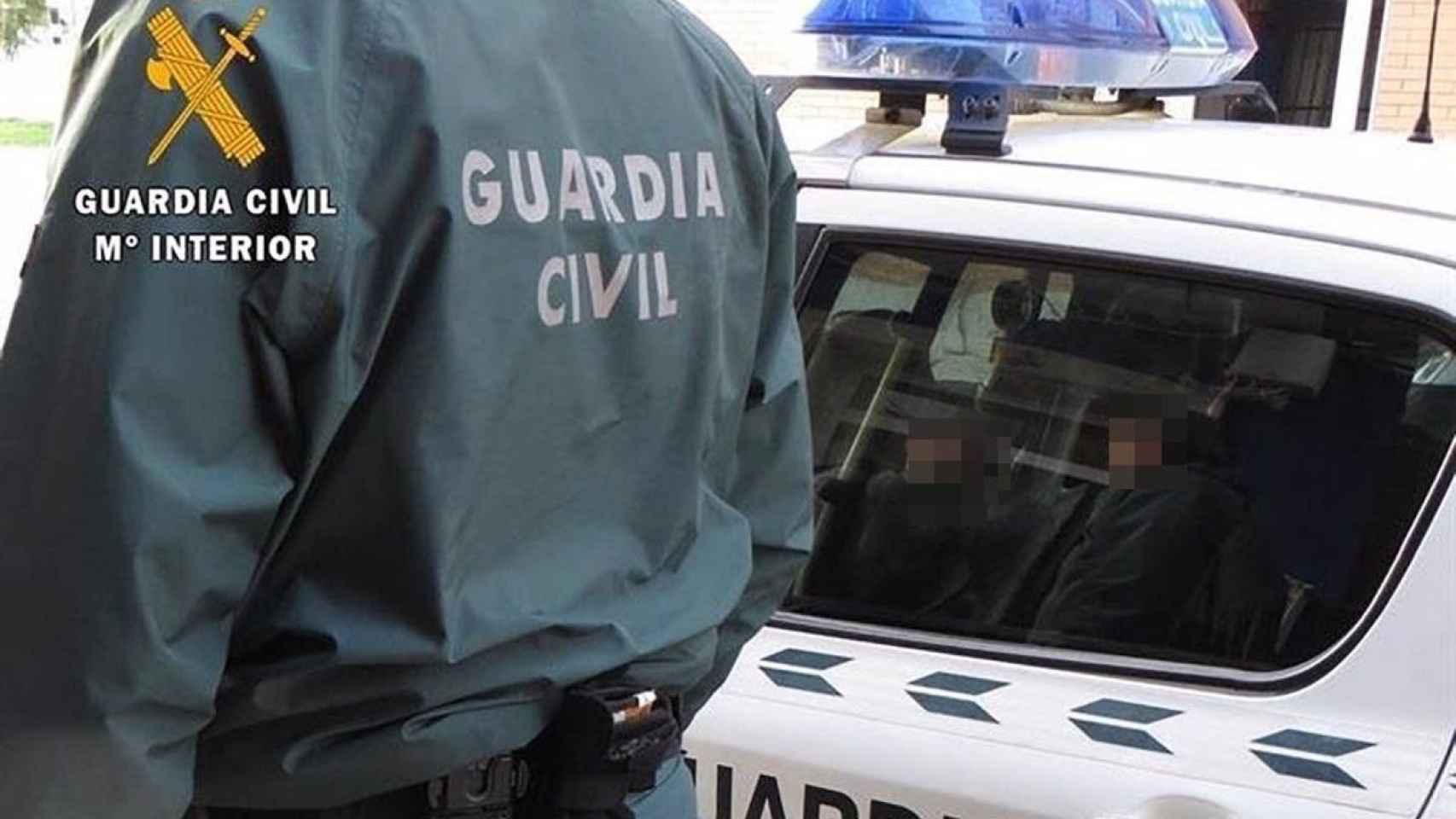 Imagen de archivo de un agente de la Guardia Civil, cuerpo que ha intervenido zapatillas falsas en almacenes de Sant Adrià de Besòs / EP