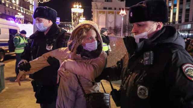 La policía rusa detiene a una disidente durante las protestas en Moscú en repulsa de la invasión de Ucrania / EFE