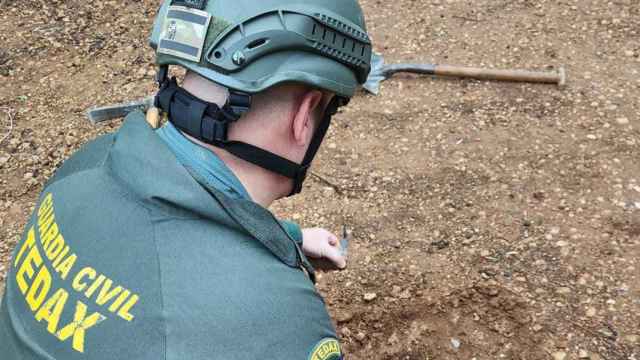 Un agente de la Guardia Civil analiza la granada de la Guerra Civil encontrada en La Sènia / GUARDIA CIVIL