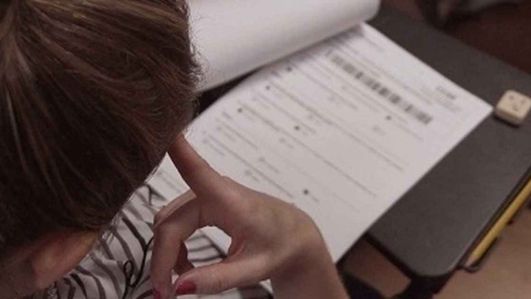 Una mujer realiza un examen de español del Instituto Cervantes / EUROPA PRESS