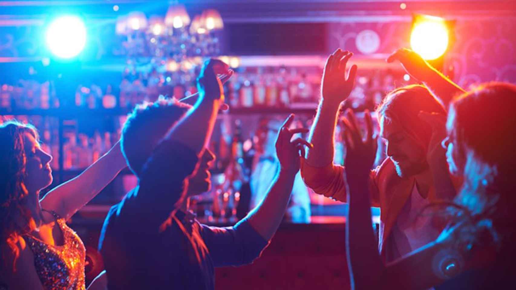 Una foto de archivo de varios jóvenes bailando en la discoteca