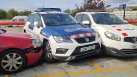 Los tres vehículos afectados tras el choque que ha tenido lugar en la comisaría de los Mossos en Premià / CEDIDA