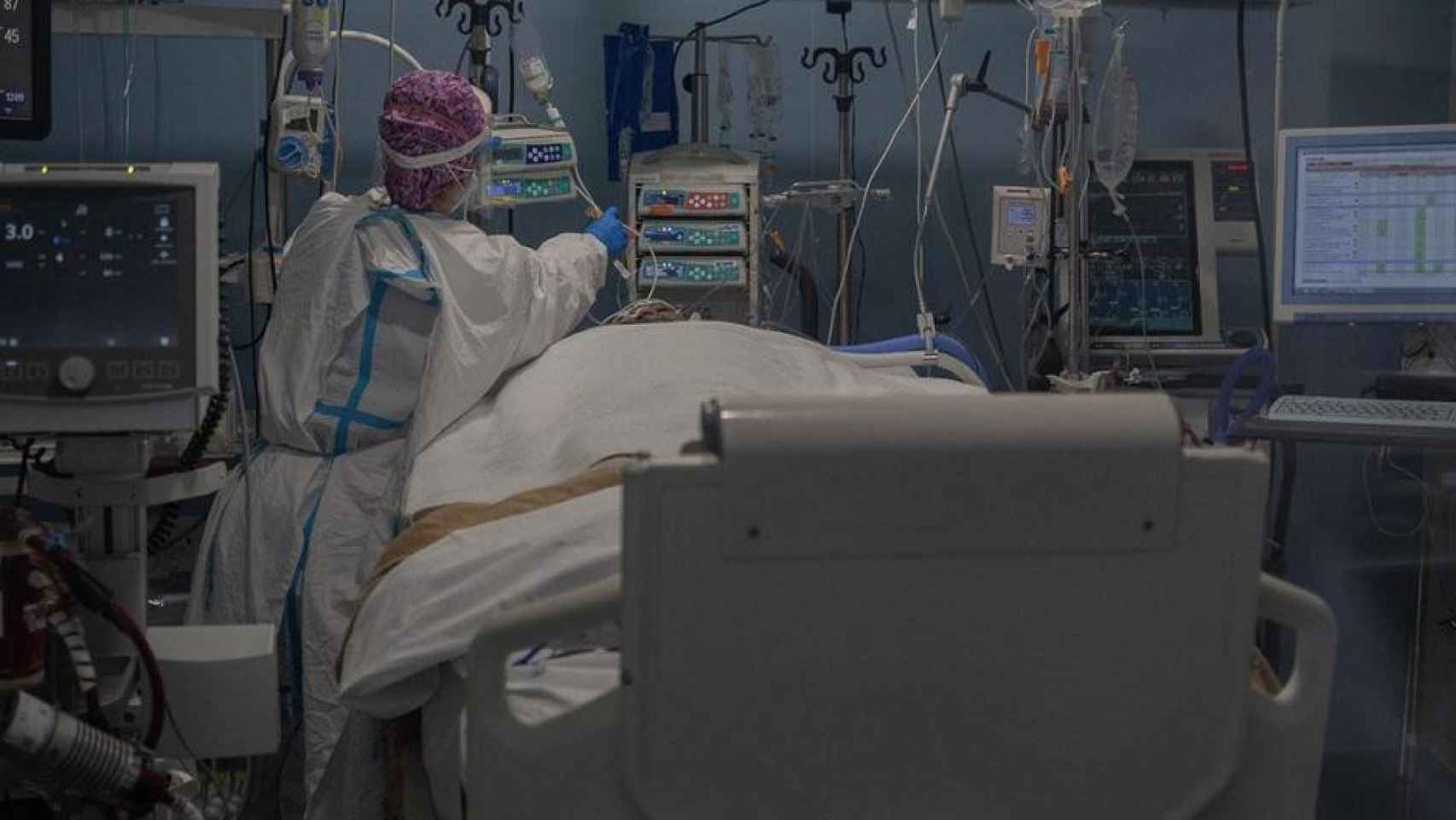 Una enfermera atiende a uno de los pacientes hospitalizados en la uci por Covid / David Zorrakino (EP)