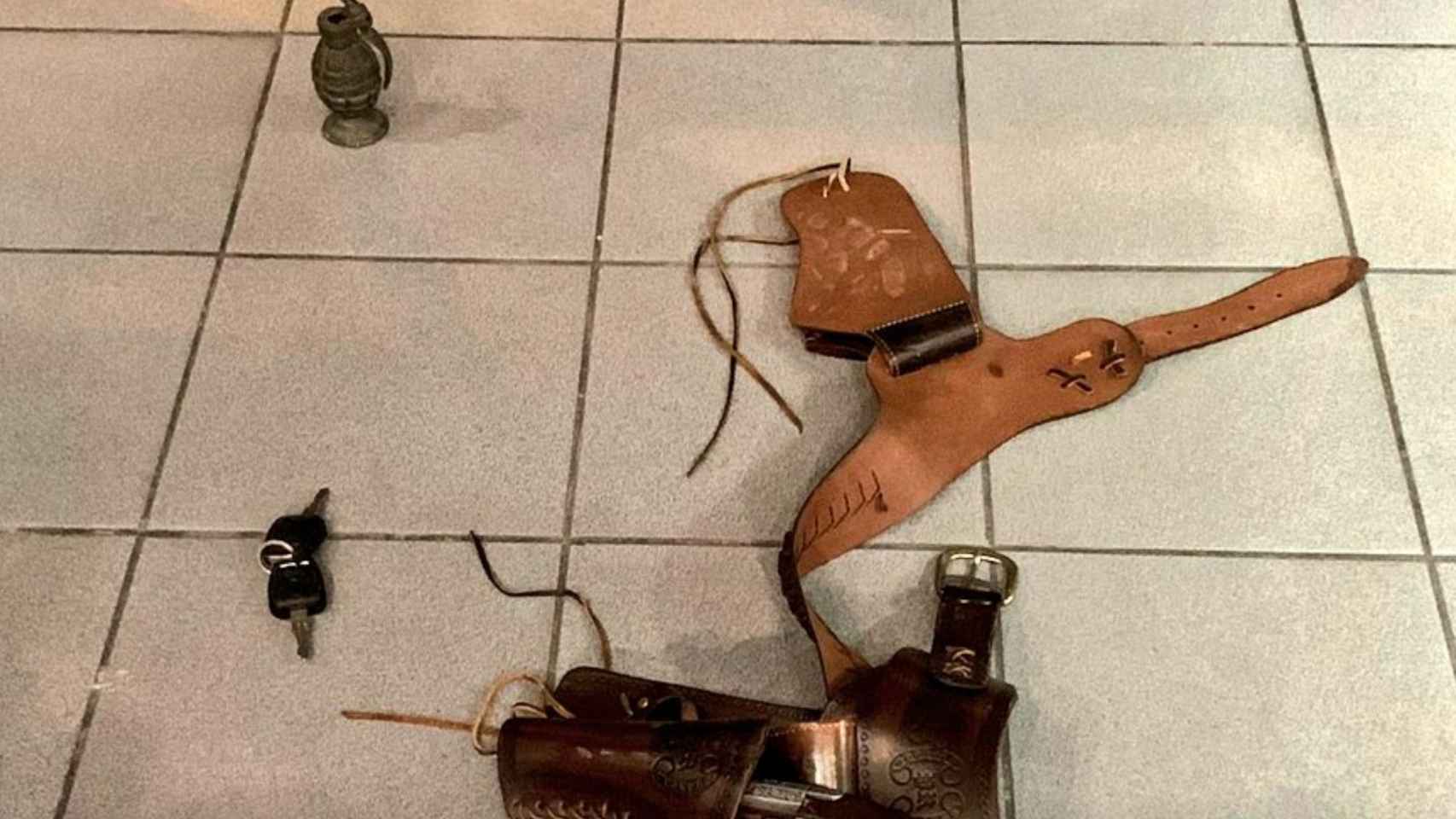 Una granada falsa y un trabuco, con el que asaltaron la comisaría de los Mossos en Vic / FEPOL