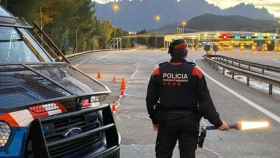 Un agente de los Mossos d'Esquadra durante un control por las restricciones de movilidad en Cataluña / MOSSOS D'ESQUADRA
