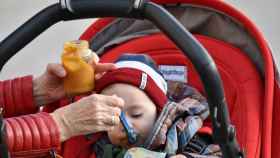 Un bebé comiendo en su carrito alimentación bio / BICANSKI (PIXNIO)