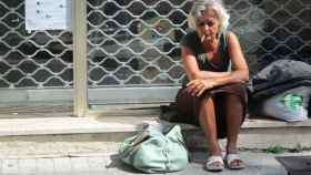 Una mujer sin hogar sentada en la calle / PIXABAY
