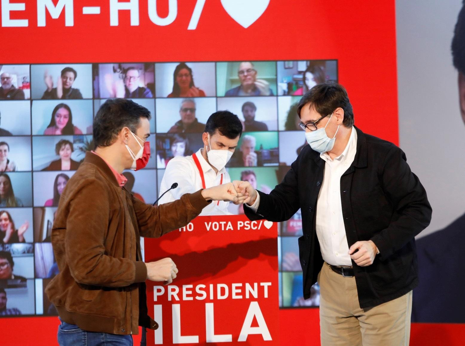 El candidato del PSC, Salvador Illa, y el líder del PSOE, Pedro Sánchez, durante un acto de campaña celebrado este domingo en Girona / PSC
