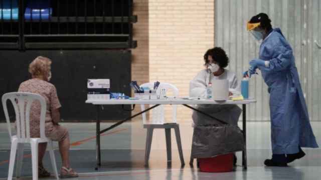 Un sanitario realiza test de antígenos en un cribado / EL ESPAÑOL