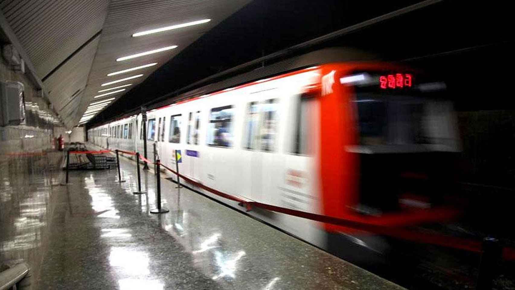 El metro de Barcelona sale de una de sus estaciones / EFE