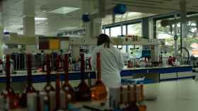Una mujer en un laboratorio de broncodilatadores investiga la EPOC / EP