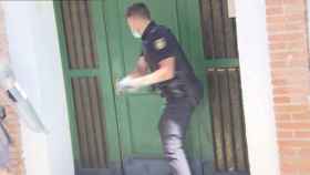 La Policía Nacional, entrando en la vivienda okupada en Masnoteras, en Madrid / TELECINCO