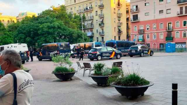 Imagen del operativo policial de Mossos y Policía Nacional en Barceloneta ayer / CG