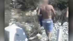 Un chico huyendo del helicóptero de los Mossos d'Esquadra desde Cala de L'Home Mort, la 'playa del sexo' de Cataluña / CME