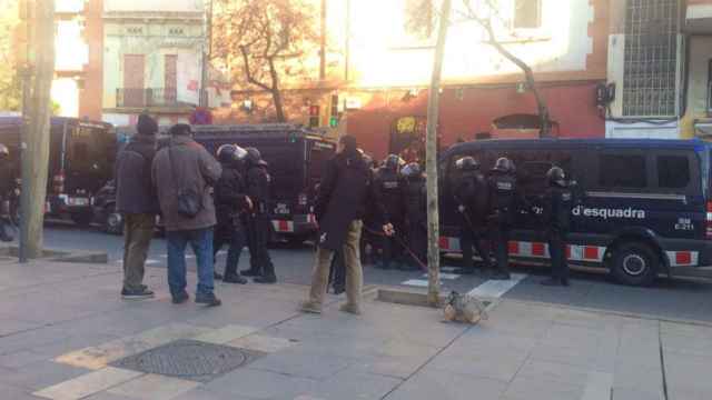 Gran despliegue policial para ejecutar un desahucio en Sant Andreu / @HabitatgeSTA