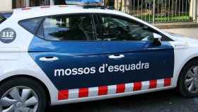 Vehículo de los Mossos d'Esquadra, el cuerpo de seguridad que investiga el presunto asesinato machista. Andamio / EFE