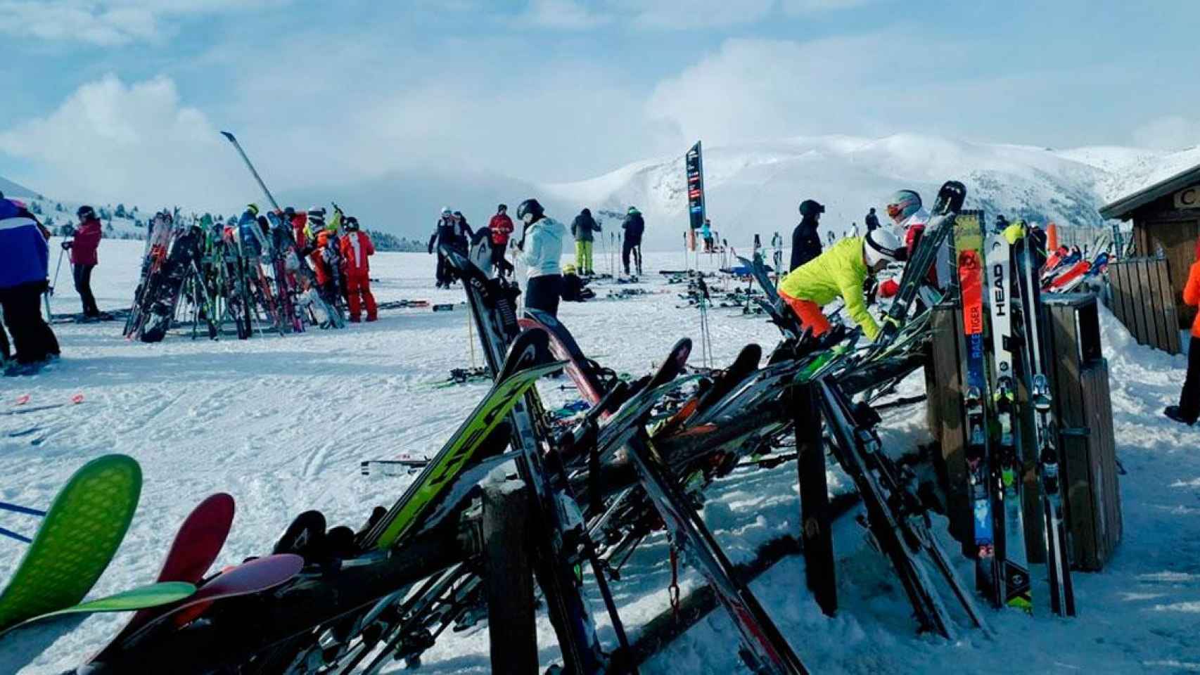 Visitantes de una de las pistas de esquí de los Pirineos tras el temporal Gloria / LA MOLINA