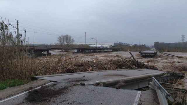 Los ríos se llevan por delante varios puentes a causa del temporal Gloria