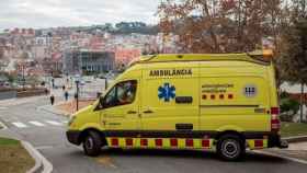 Imagen de archivo de una ambulancia de Lleida, donde ha muerto un conductor tras caer por un terraplén / EP