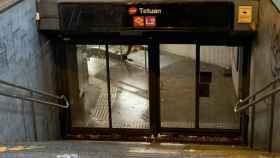 El acceso al metro de Tetuan, cerrado por las lluvias