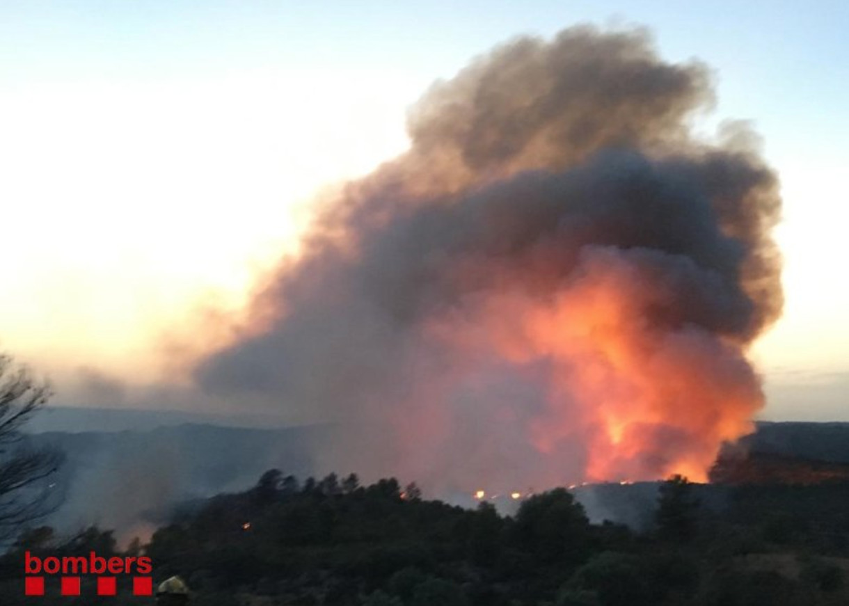 Imágenes del terrible incendio que afecta a la comarca de la Ribera d'Ebre, al sur de Tarragona / BOMBERS