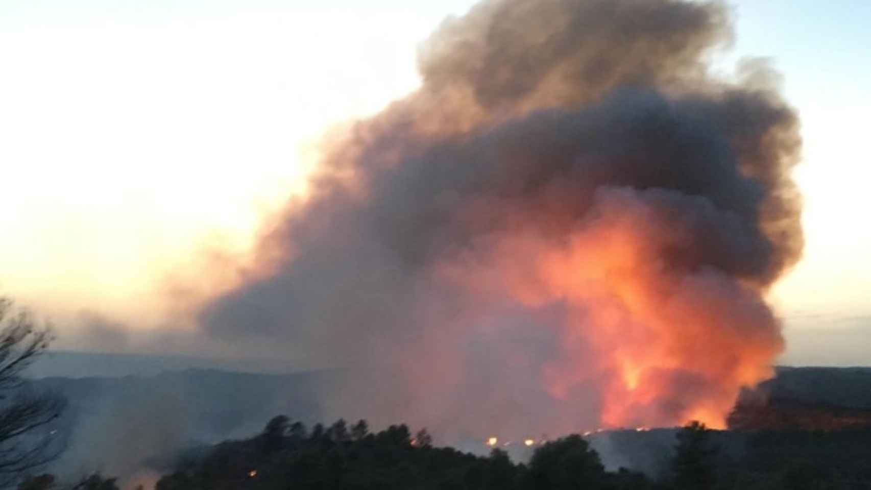 Imágenes del terrible incendio que afecta a la comarca de la Ribera d'Ebre, al sur de Tarragona / BOMBERS