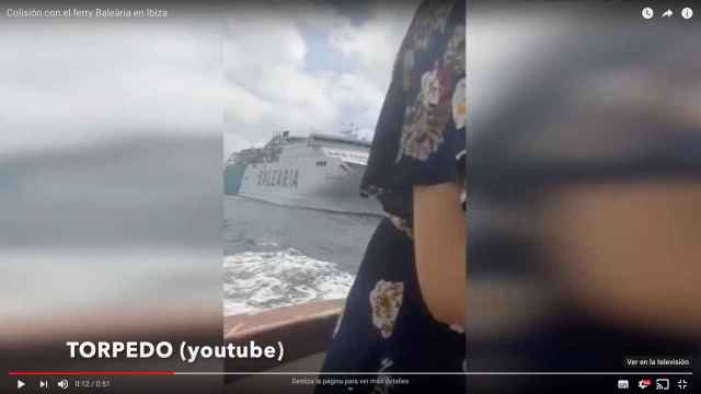 El ferry de Baleària y el barco de Acquabus, a punto de colisionar / TORPEDO (YOUTUBE)