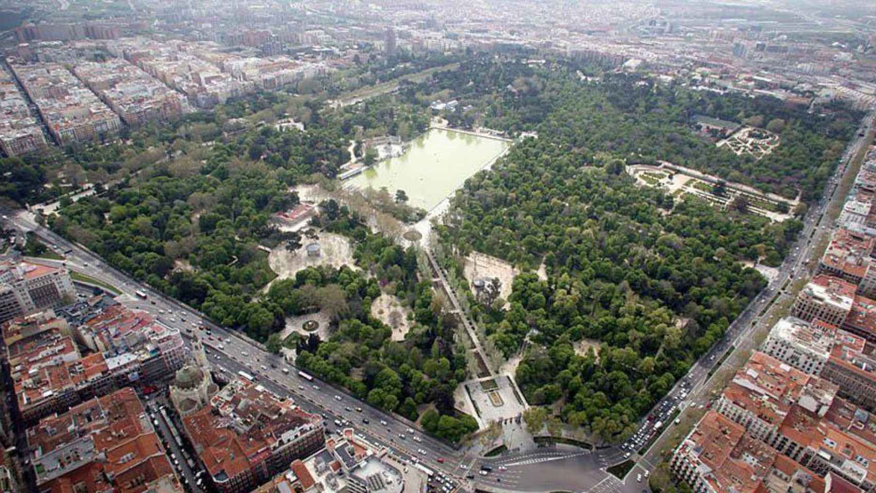 Parque del Buen Retiro, uno de los oasis urbanos más famosos de Madrid / HOLIDU