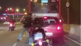 Una imagen del motorista agrediendo al conductor de un vehículo en la avenida Meridiana de Barcelona / TWITTER