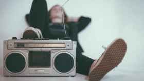 Joven escuchando la radio / UNSPLASH