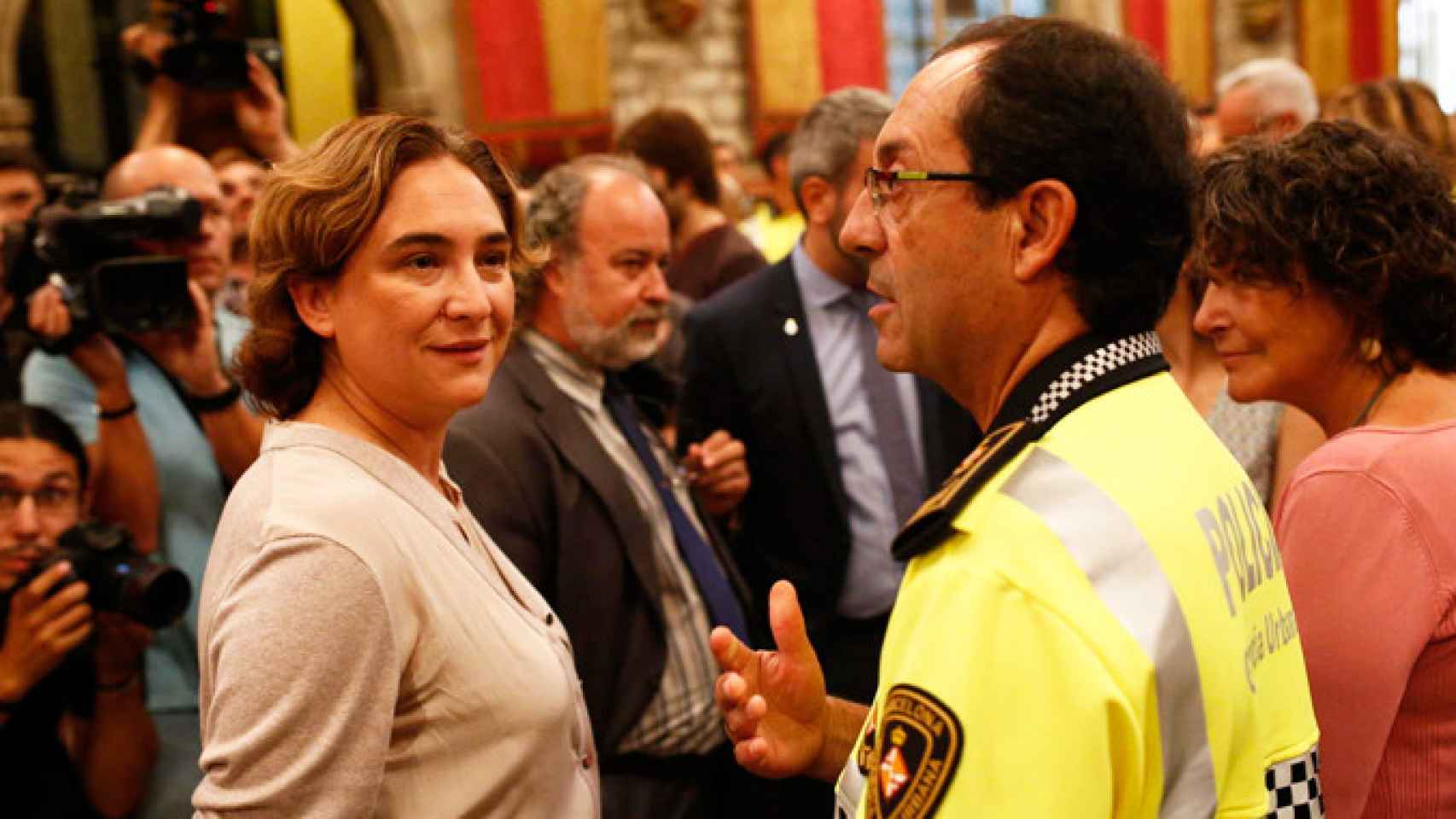 El intendente mayor jefe de la Guardia Urbana, Evelio Vázquez, junto a la alcaldesa de Barcelona, Ada Colau / EFE