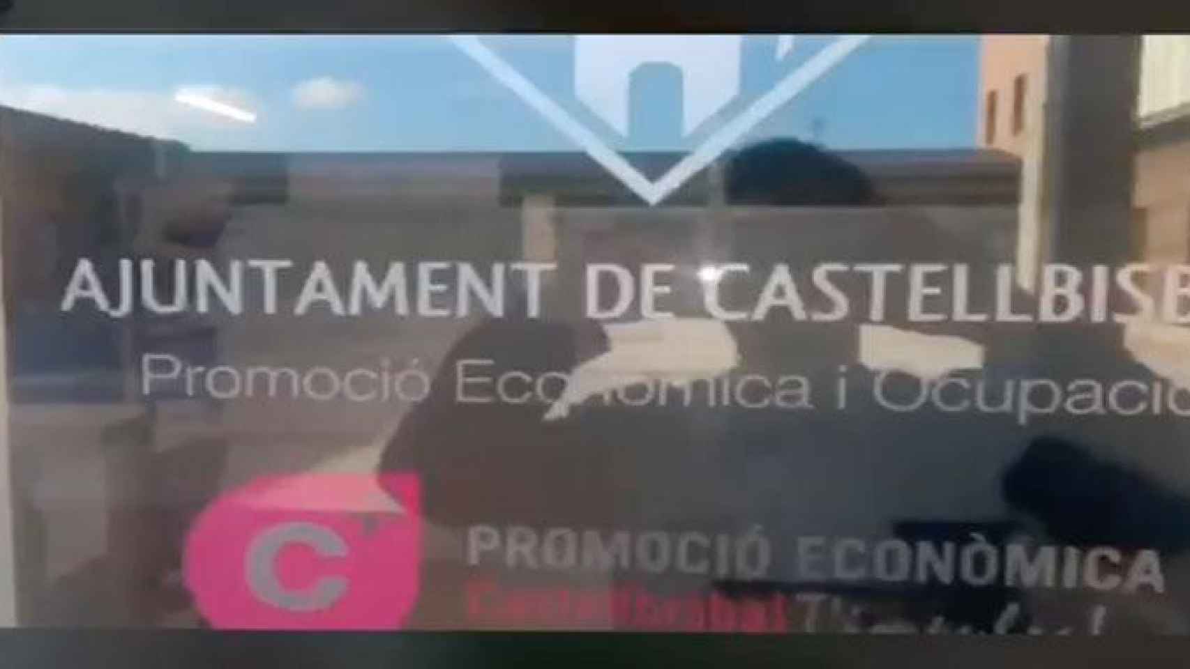 Captura del vídeo del incidente que protagoniza el seguidor de Vox en una oficina de empleo