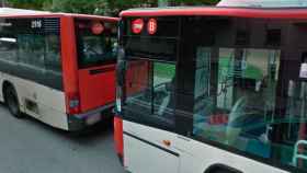 Dos autobuses de TMB en la parada de Verge de Montserrat con el parque Nen de la Rutlla / EFE