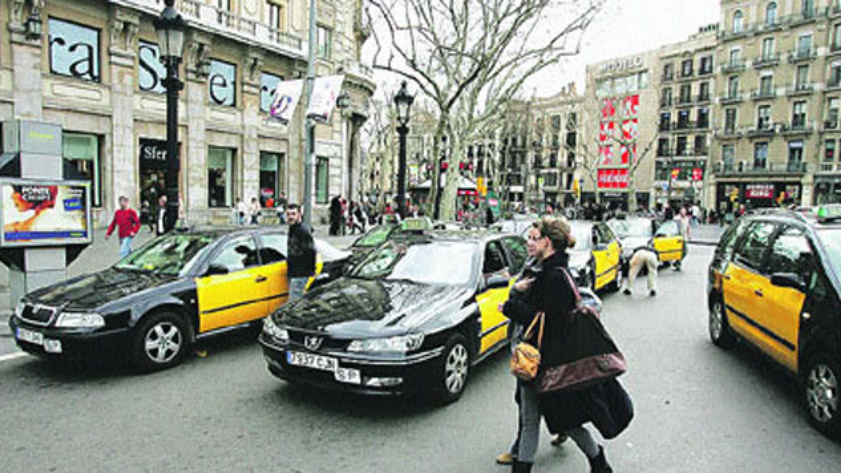 Taxis en la parte alta de Las Ramblas de Barcelona, donde se ha producido el atentado el jueves / CG