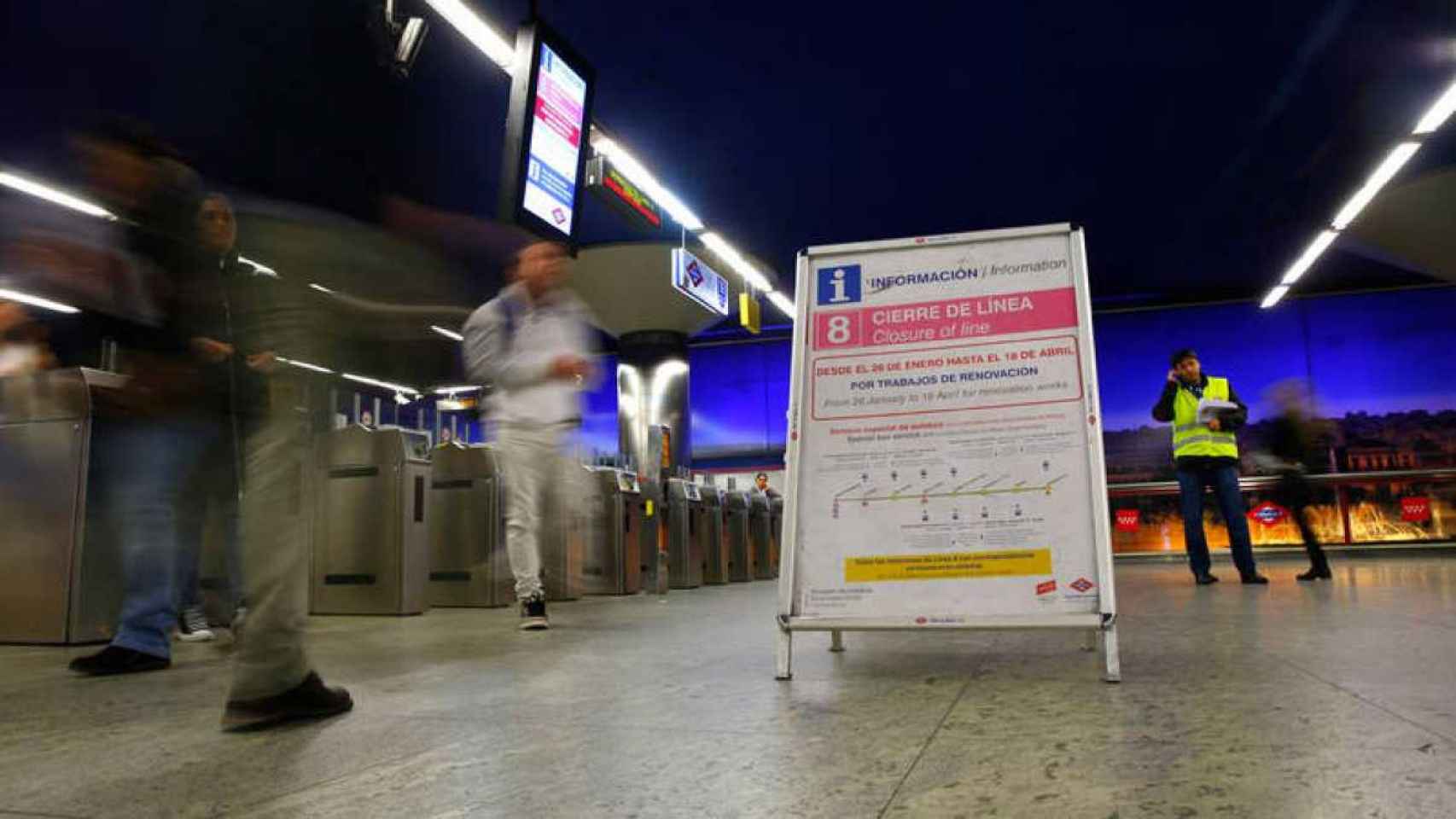 Imagen de archivo de los carteles sobre el corte de la línea 8 de Metro Madrid / EFE