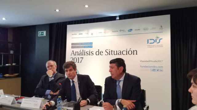 El persidente de la Fundación Instituto para el Desarrollo e Integración de la Sanidad (IDIS), Adolfo Fernández Val-Mayor (centro), en la presentación del último informe de la situación de la sanidad privada en España / CG