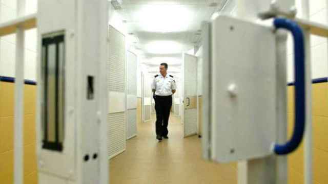Un policía camina por el interior del Centro de Internamiento de Extranjeros de Barcelona / EFE