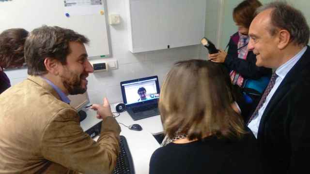 El consejero de Salud, Toni Comín, presenciando una prueba de 'teleconsulta' en el CUAP Pura Fernández / DEPARTAMENT DE SALUT