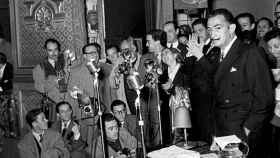 Fotografía del 11/11/1951 del pintor Salvador Dalí durante una conferencia en el teatro María Guerrero de Madrid / EFE