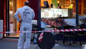 Imagen de un investigador en el lugar de la explosión en Asnbach (Alemania).