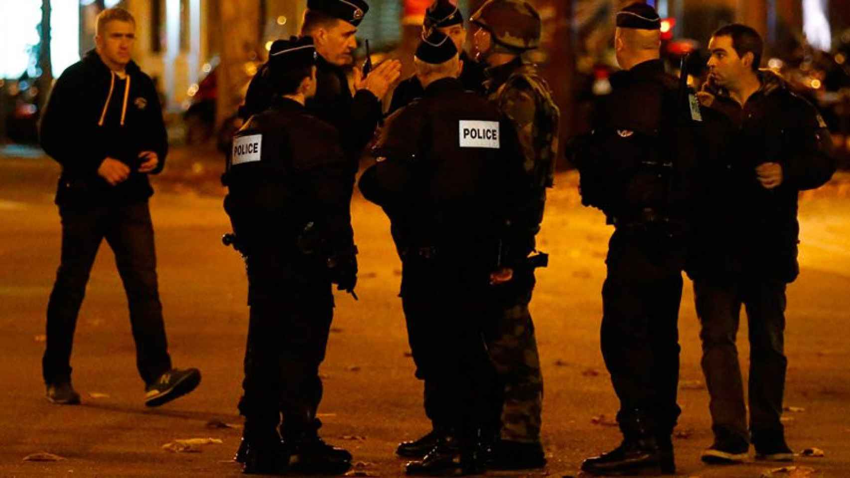 Policías y militares se coordinan junto al lugar próximo a la sala de fiestas que fue objeto del atentado del viernes noche para evitar aglomeraciones.