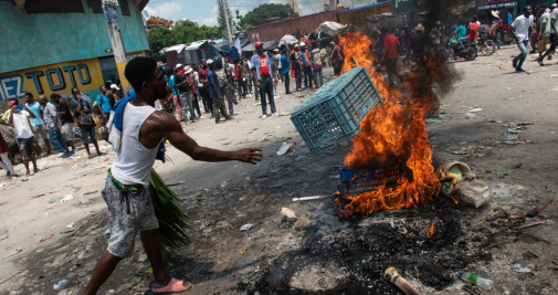 Personas encienden hoy barricadas durante una protesta contra los altos costos de vida, la escasez y la inseguridad, en Puerto Príncipe (Haití) / EFE