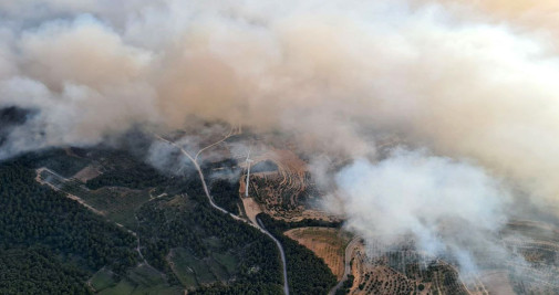 El incendio forestal de Corbera d'Ebre, afecta también a un parque eólico