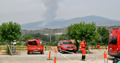 Bomberos cerca del incendio de Artesa de Segre / RAMON GABRIEL - EFE