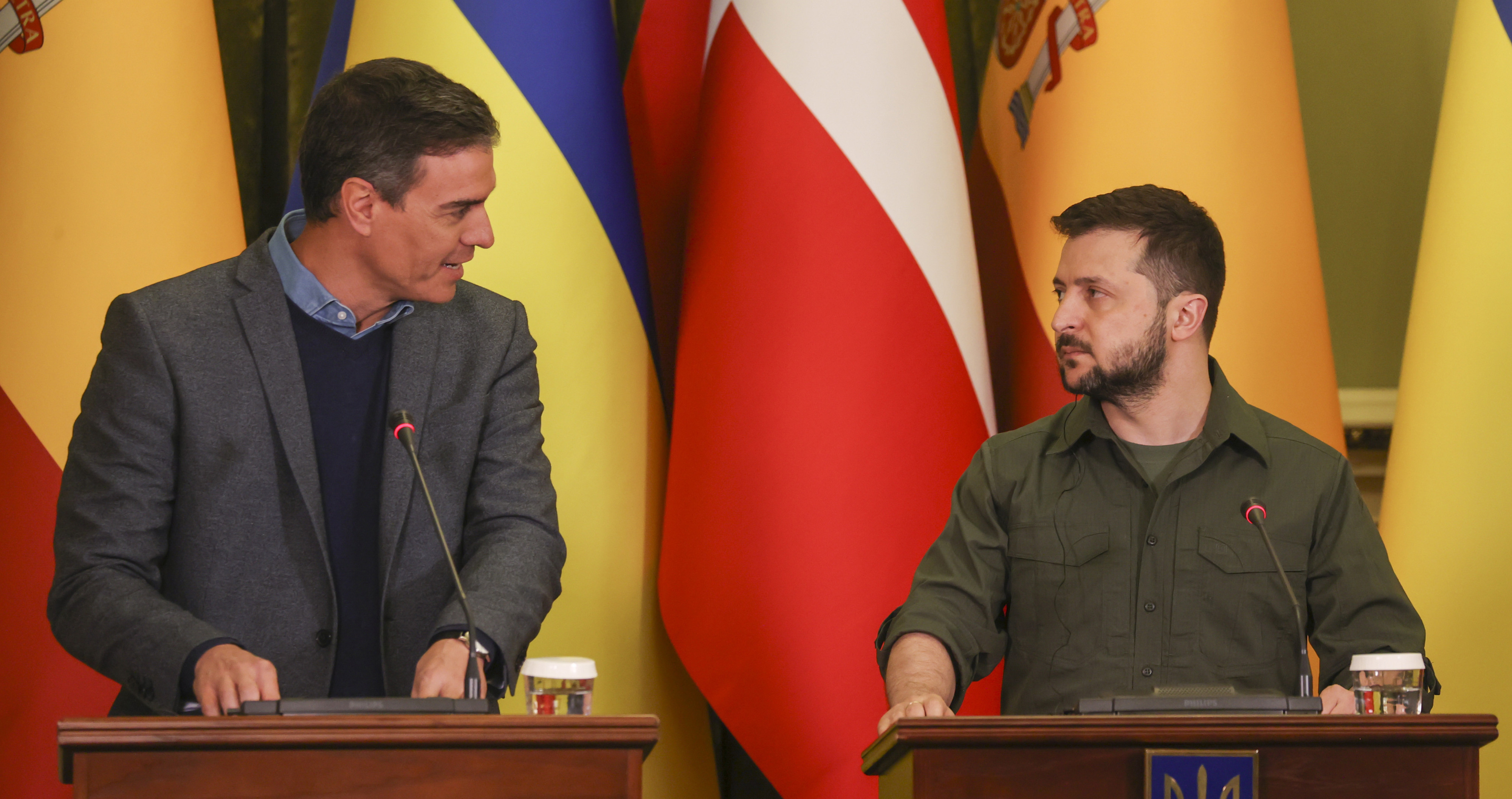  El presidente del Gobierno, Pedro Sánchez, y el presidente de Ucrania, Volodímir Zelenski, durante la rueda de prensa ofrecida al término de la reunión que ambos han mantenido este jueves en Kiev / EFE