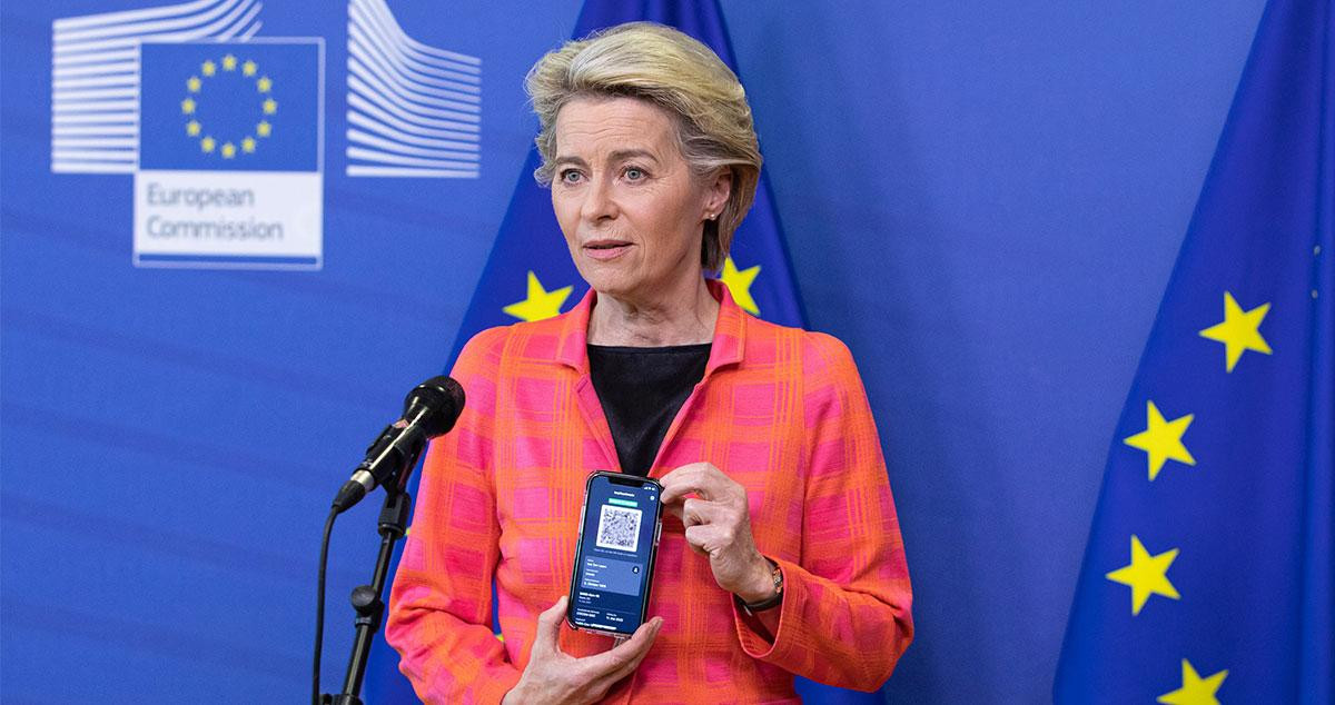 La presidenta de la Comisión Europea, Ursula von der Leyen, sostiene un teléfono móvil con el certificado Covid digital de la UE / Xavier Lejeune (EP)