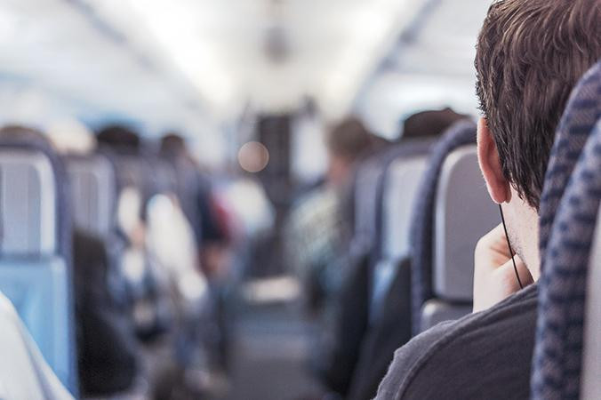 Escuchar música en un avión puede ser una herramienta para que los pasajeros superen su miedo a volar / PIXABAY