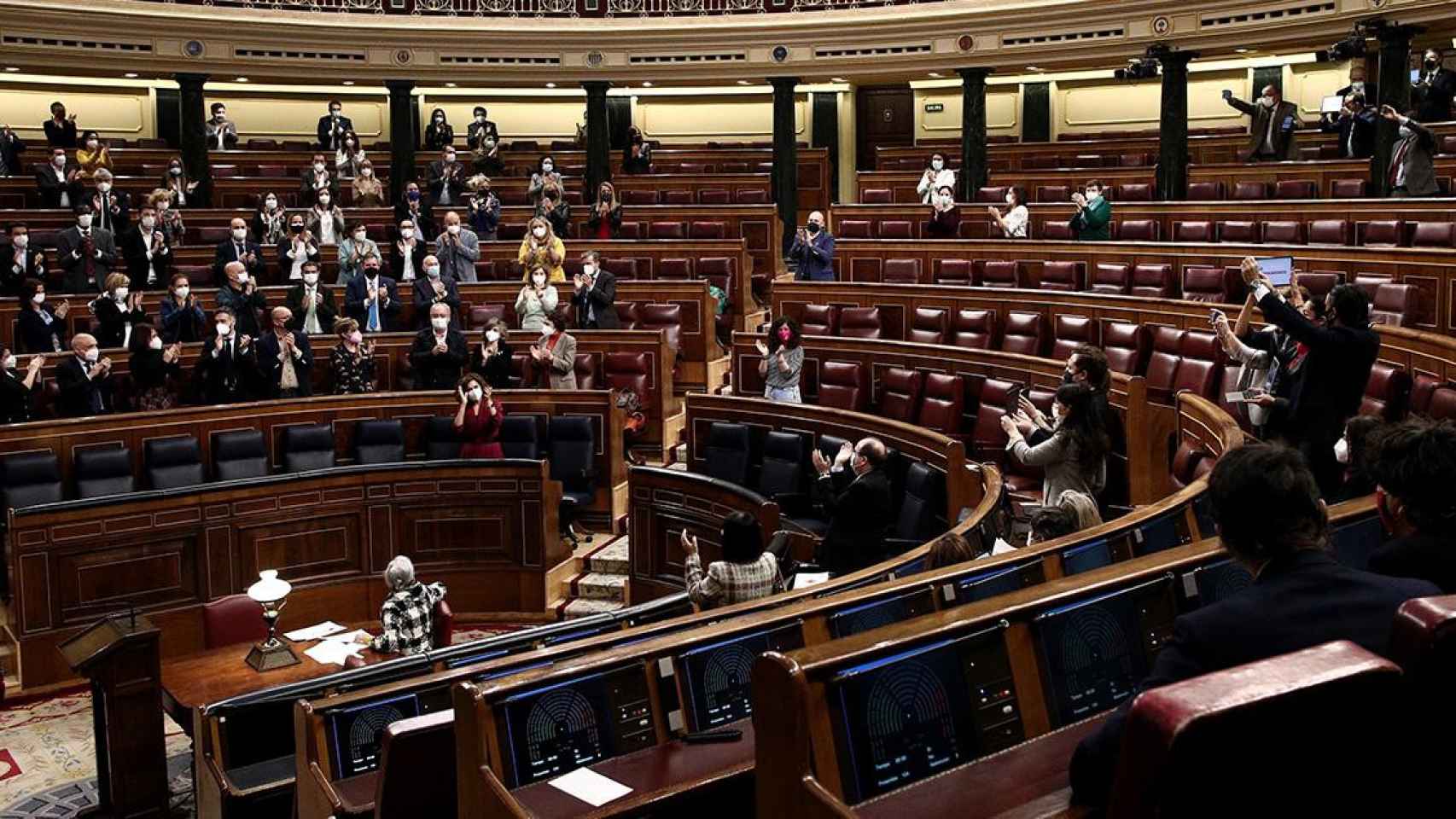 Miembros del hemiciclo aplauden durante una sesión plenaria en el Congreso de los Diputados / EDUARDO PARRA - EUROPA PRESS