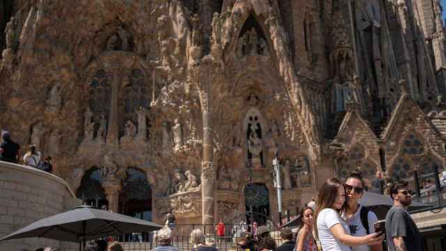 Turistas enfrente de la Sagrada Familia / EP